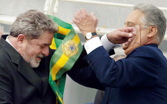 Lula assume o poder.