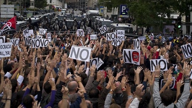 en España cientos de personas marcharon en protesta de nuevo trabajo reformas