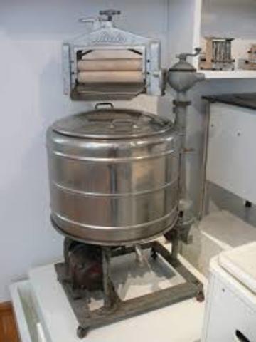 Washing machine to wash, rinse, and extract water from clothes