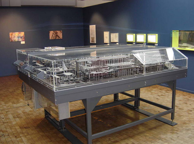 Primera computadora controlada por programas.