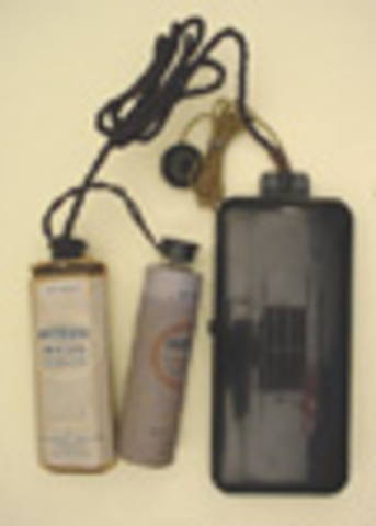 First wearable vacuum tube hearing device