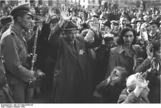 the Hungarian government expelled Jews unable to prove their citizenship (Including Moshe)