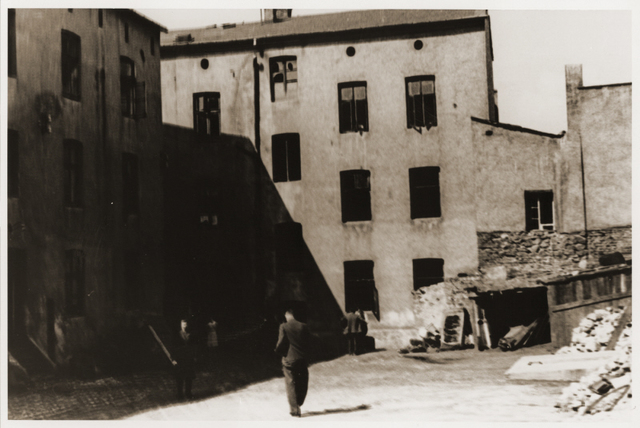 Vladek's family is moved to Srodula