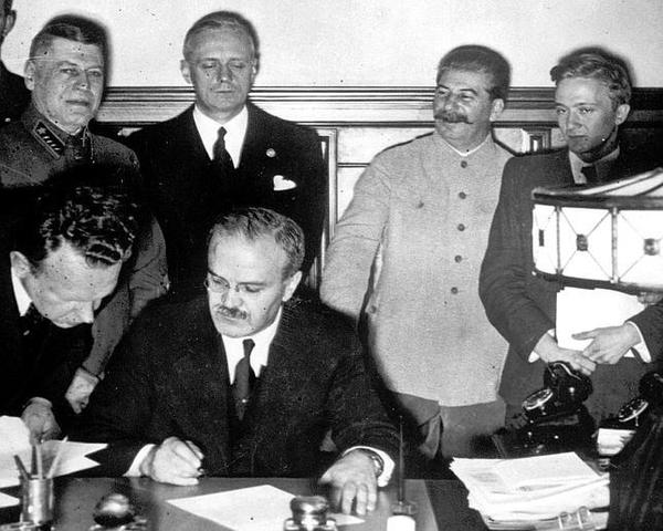 Hitler establece las lineas politicas para seguir adelante