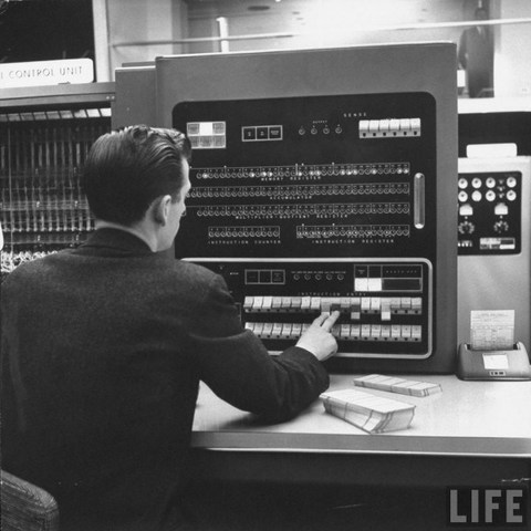 Se lanza IBM 701