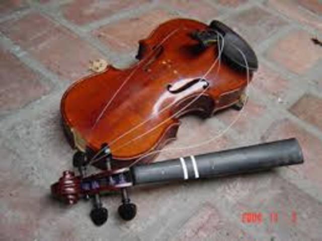 Senor Rico llego en la tienda y mirababa relojes pero vio un violin. Senor rico quiso vender el violin.