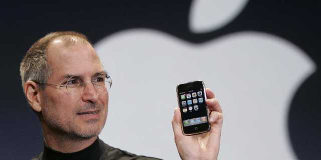 Jobs introduces the iPhone and touch-screen interface