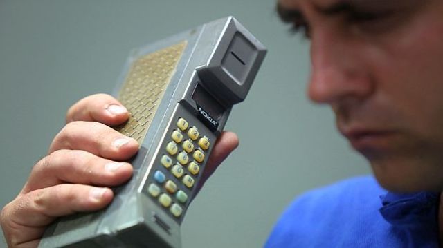 Inicia la comercialización de telefonía móvil