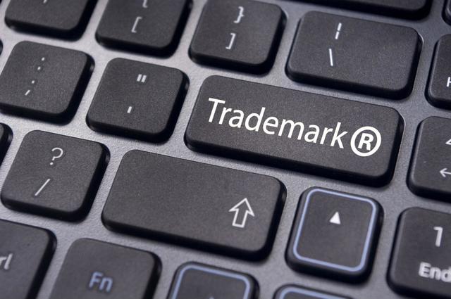 Aparece por primera vez la frase trademark (marca registrada) en un anuncio donde dos hermanos