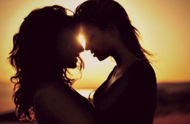 Se produce el primer comercial que presenta a lesbianas como gente común y corriente