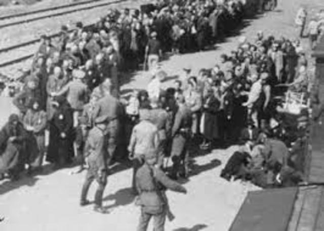 Vladek's parents are sent to Auschwitz