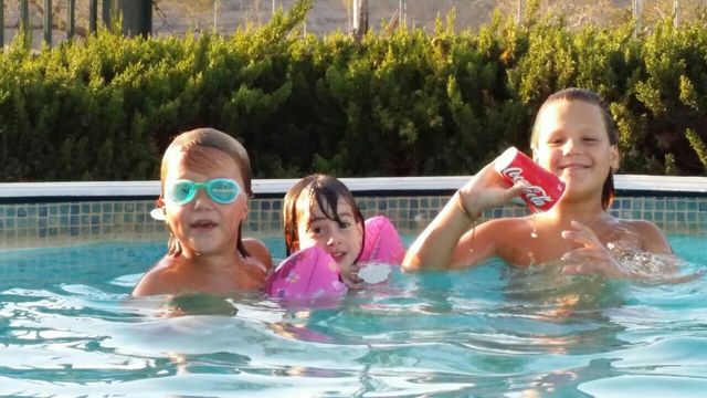 EN LA PISCINA CON MI PRIMA