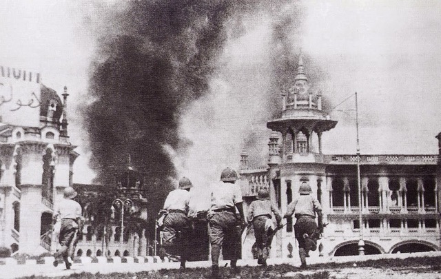 Los japoneses toman la base naval británica de Singapur