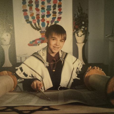 יעמוד, הבחור הבר מצוה....