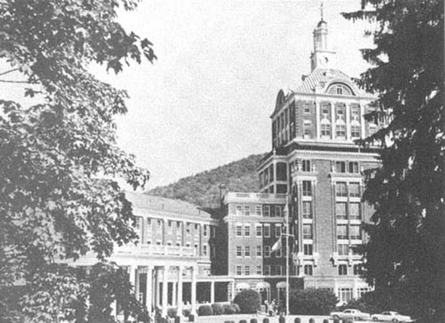 Representantes de los gobiernos de 44 países se reúnen en Hot Springs, Virginia (EE.UU.)