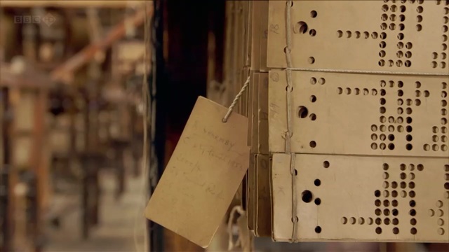 Жан М. Жаккар создал первую автоматическую прялку, она работала на Перфокарте