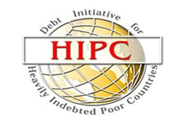 se aprueba la iniciativa de Heavily Indebted Poor Countries (HIPC) (Países pobres muy endeudados) por los gobiernos de todo el mundo reunidos en Washington.