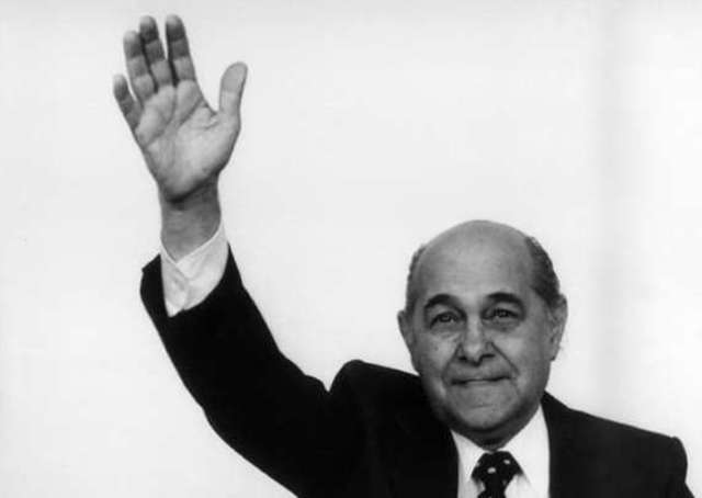 Tancredo Neves ganha as eleições