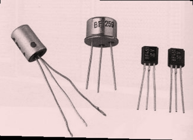 2º Generación:El uso del transistor permite fabricar equipos más pequeños y mas rapidos .