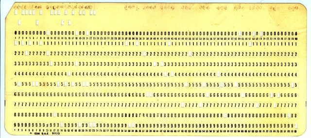 Los datos se introducen en el ordenador utilizando tarjetas perforadas