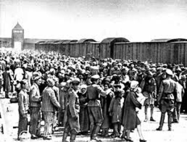 80,000 Jews From Lodz Ghetto Are Sent To Camps