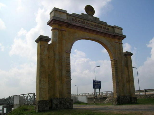 Vietnam split at 17th Parallel