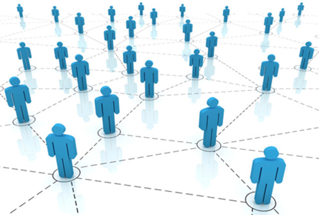 Creació de la primera xarxa social