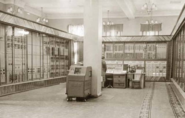 Выпуск первых в СССР промышленных образцов ЭЦВМ " СТРЕЛА"