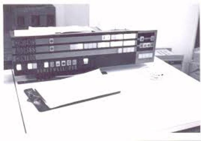 Honeywell presenta su modelo H-200 para competir con los sistemas IBM 1400.