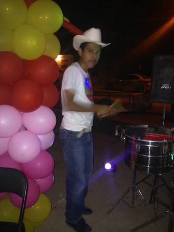 yo tocando las tarolas