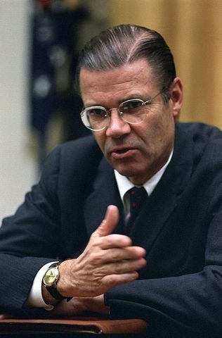Robert McNamara, el que avisa no es traidor.