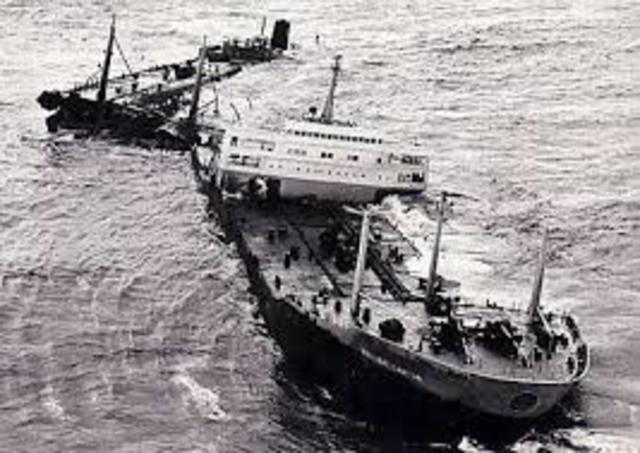 Buque Tanque Torrey Canyon encalla en Reino Unido.