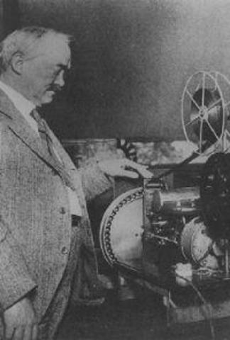 Baird y Jenkins realizan las primeras transmisiones de televisión por alambre