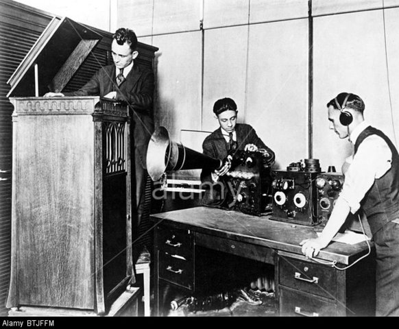 Primera emissió pública de ràdio