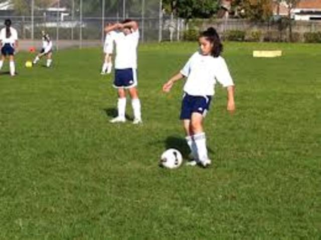 Comence a jugar fútbol en la escuela.