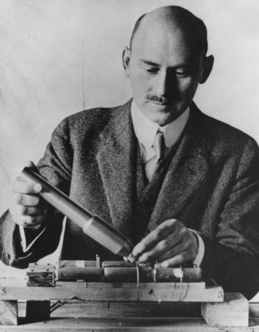 Robert Goddard invents modern rocket
