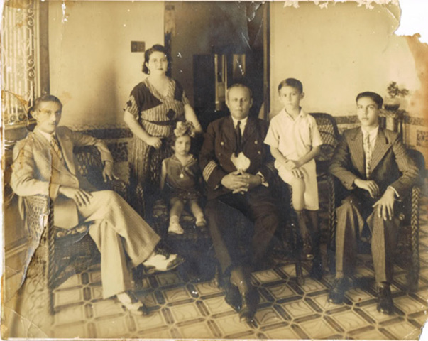 Mara Selvini-Palazzoli, en compañia de Luigi Boscolo, Guiana Prata y Gianfranco Cecchin, fundo el Instituto de la familia Milan.