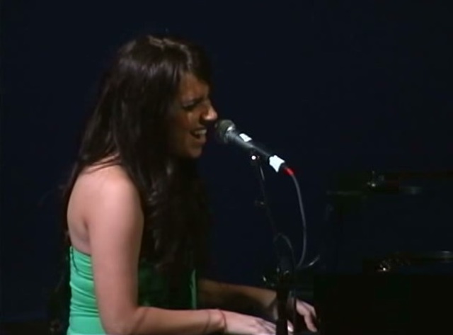 Ella firmó con Def Jam etiquetas