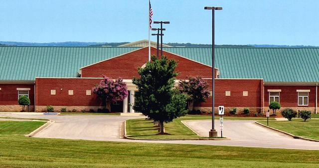 Tristen fió a la escuela