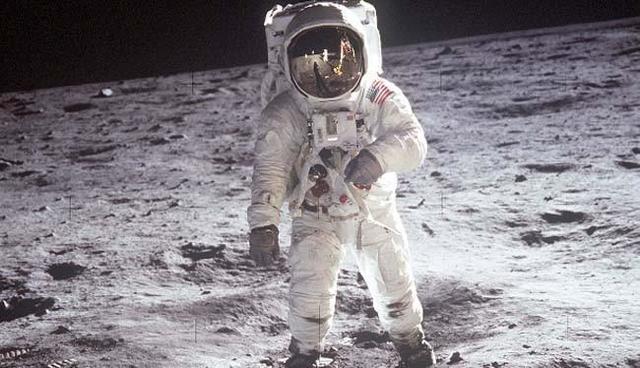 El hombre pisa la Luna