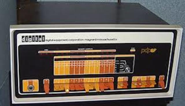 DEC PDP-8 (Digital Equipment Corporation) ̧ Primera minicomputadora