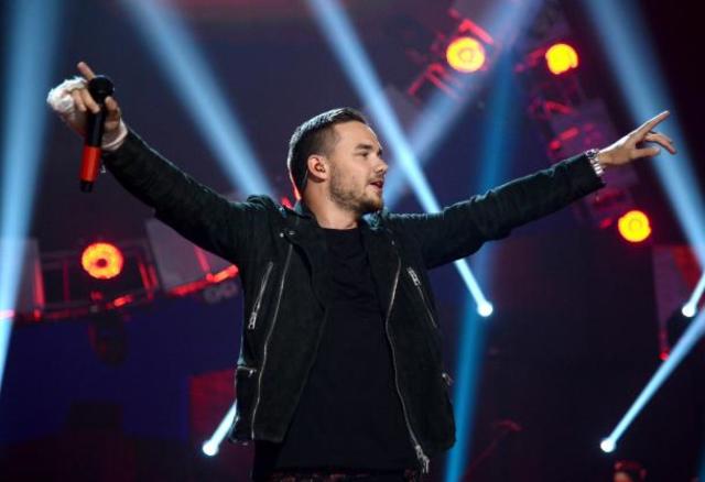 El comenzó su carrera en solitario.