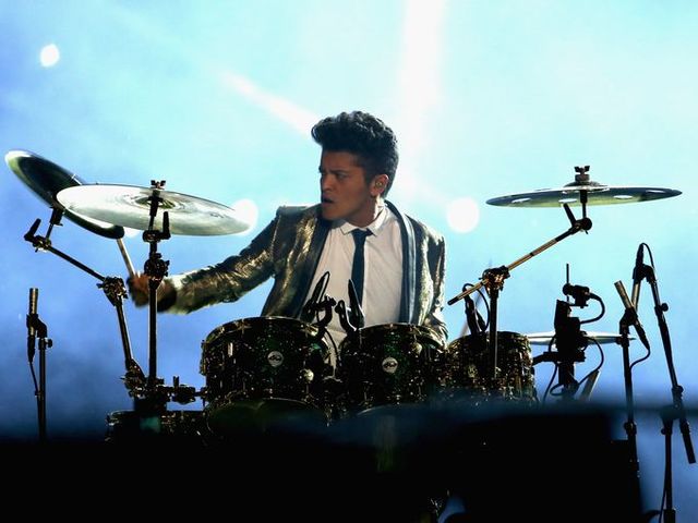 Bruno Mars canto en el half time show.