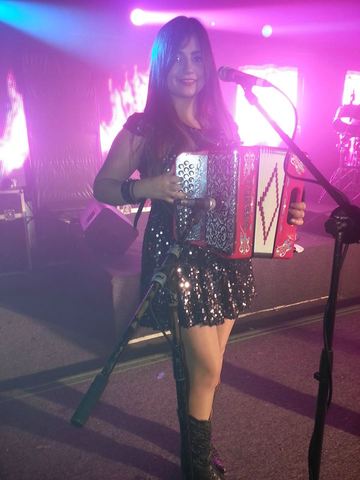 Jennifer unido a una banda