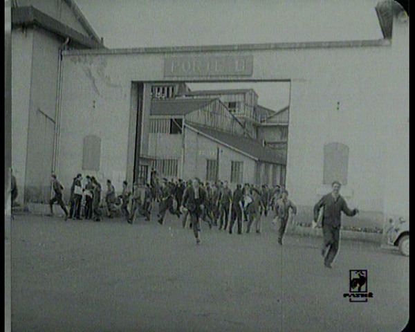 workers leaving the factory produced by Louis Lumière