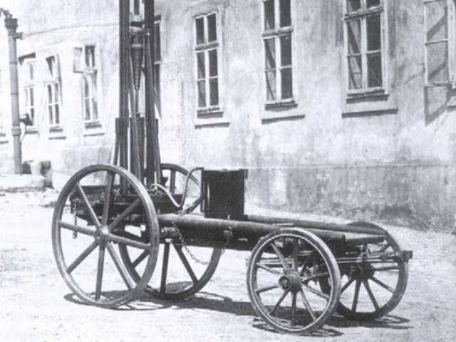 PRIMER AUTO A GASOLINA