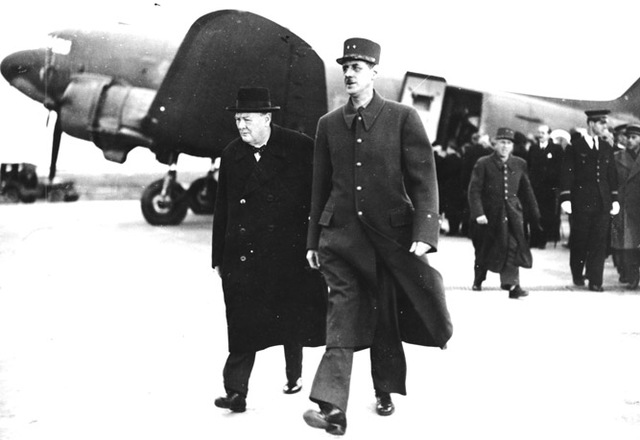 El general De Gaulle, desde Londres, llama a la resistencia, apoyado con reservas por el primer ministro británico Winston Churchill.