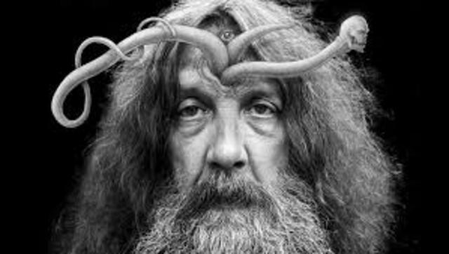 Nace Alan Moore