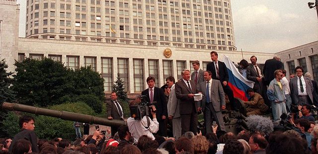 BORIS YELTSIN EL DÍA QUE SE SUBIÓ A UN TANQUE DE GUERRA