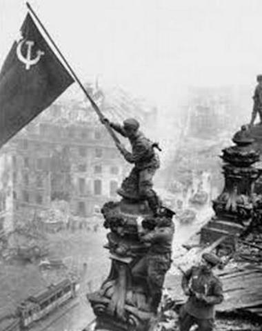 Hitler vuelve la vista a europa